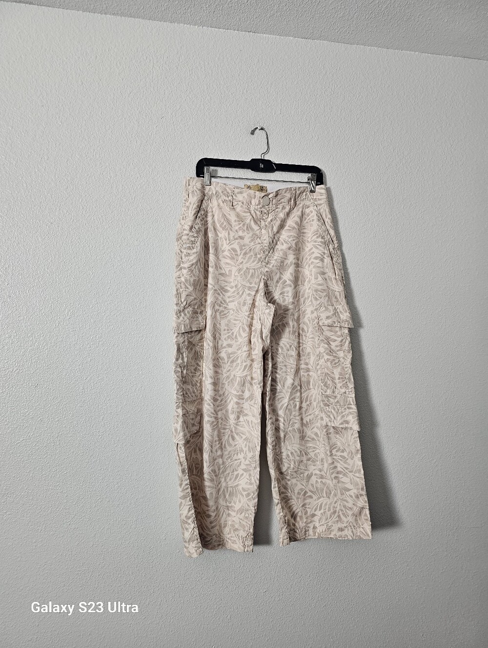 Democracy Wide Leg Cargo Pants in Beige Leaf Print Sz 12